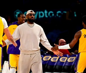 爱游戏体育-詹姆斯重返赛场,表现优异首场状态出色,老鹰观众沸腾!上演精彩一战的简单介绍