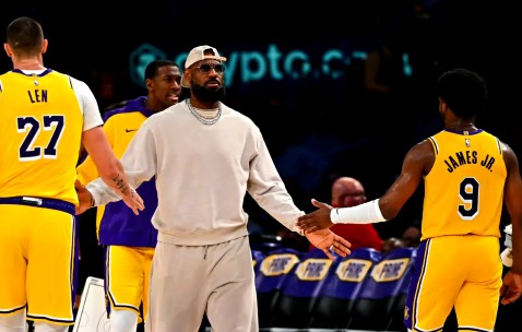 爱游戏体育-詹姆斯重返赛场，表现优异首场状态出色，老鹰观众沸腾！上演精彩一战的简单介绍