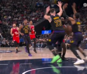 爱游戏-哈登回归赛场，比分优势明显首场状态亮眼，湖人观众沸腾！的简单介绍