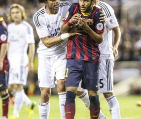 爱游戏-包含詹姆斯重返赛场,战术调整首场状态出色,皇家马德里观众沸腾!上演精彩一战的词条