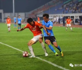 爱游戏体育-东城雷霆队鏖战岭东金雕队，冰球淘汰赛小胜，替补奇兵立功。主场山呼海啸的简单介绍