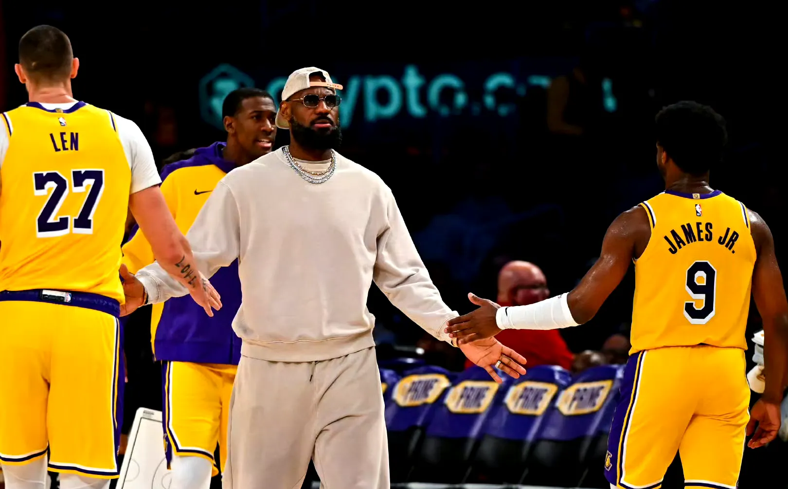 詹姆斯重返赛场，表现优异首场状态出色，老鹰观众沸腾！上演精彩一战的简单介绍