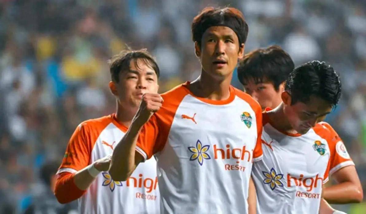 包含高尔夫友谊赛焦点战:川蜀麒麟队逆转齐鲁旋风队,客场强势带走胜利。禁区内连续解围的词条 包含高尔夫友谊赛焦点战:川蜀麒麟队逆转齐鲁旋风队,客场强势带走胜利。禁区内连续解围的词条