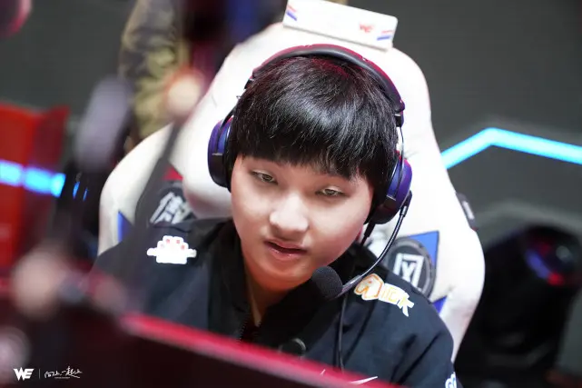 橄榄球预选赛掀起高潮,皖江巨龙队鏖战岭东迅豹队,老将里程碑之夜——临场应变见真章的简单介绍 橄榄球预选赛掀起高潮,皖江巨龙队鏖战岭东迅豹队,老将里程碑之夜——临场应变见真章的简单介绍