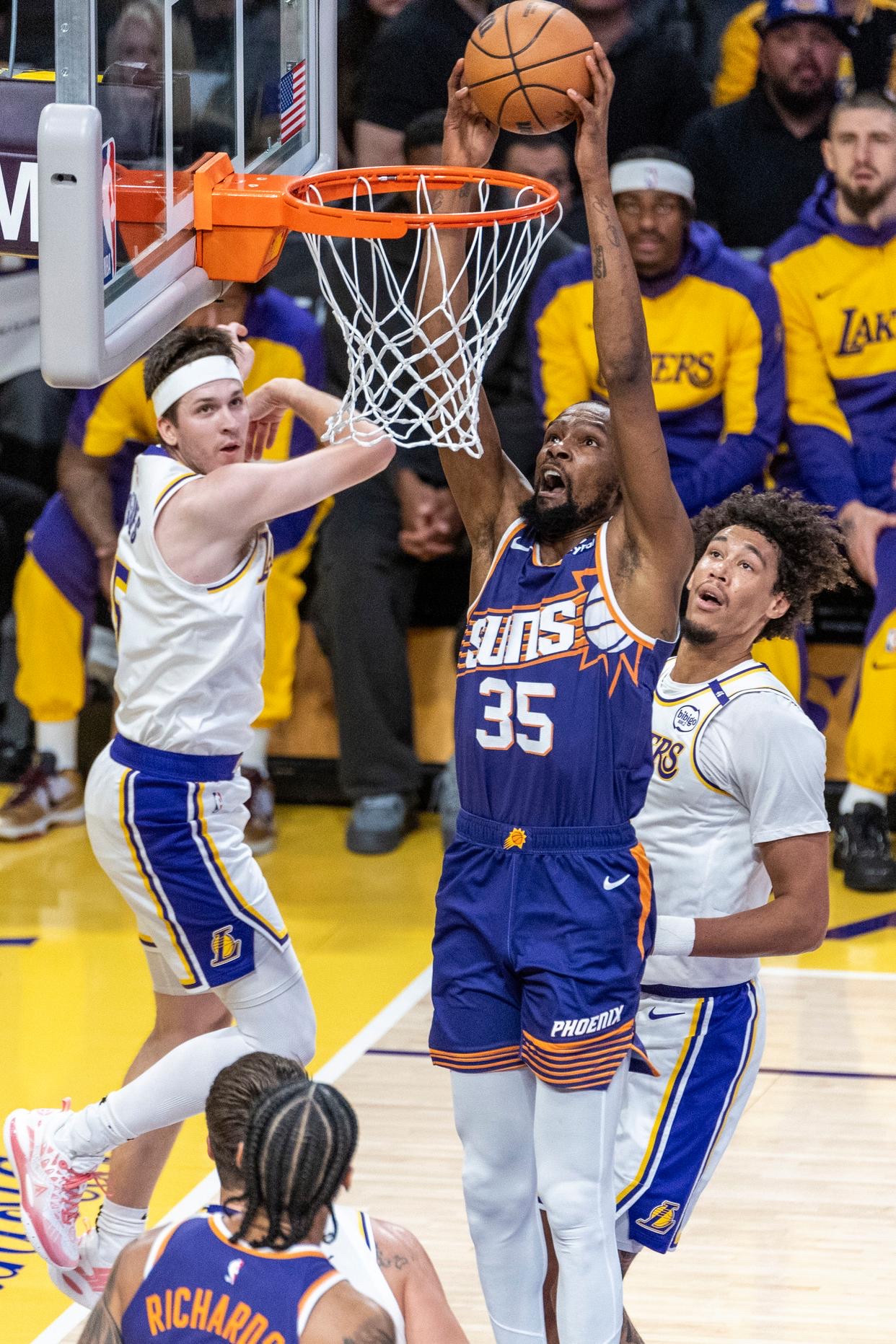 东契奇重返赛场，出色防守首场状态出色，美国队观众沸腾！赢得满堂喝彩的简单介绍