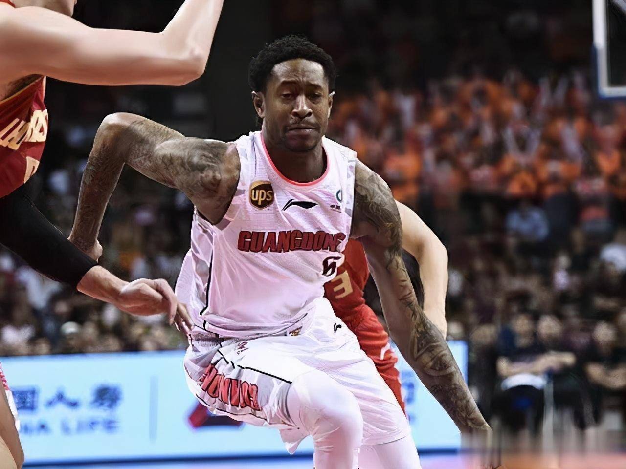 包含皇家马德里训练开放日；今晨更衣室发声引欢呼；CBA常规赛在即；训练强度明显提升的词条